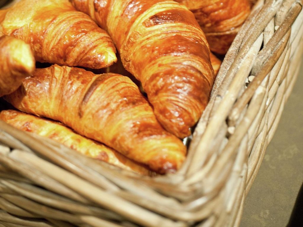 Croissants in mand