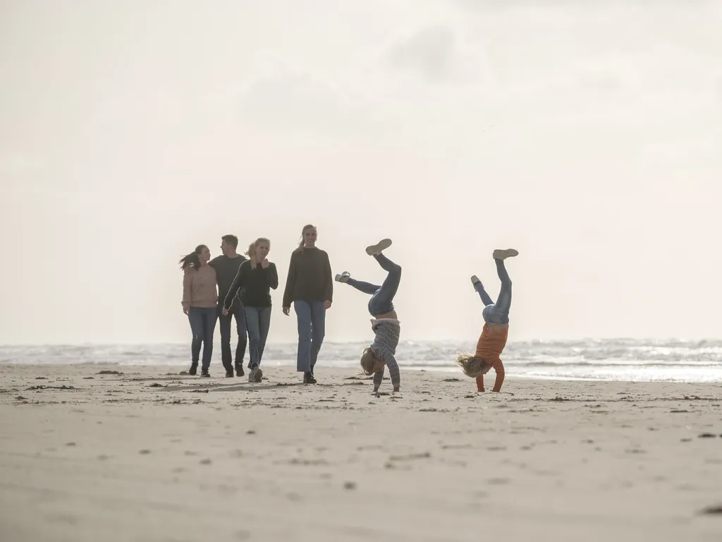 Gå en tur langs stranden på Landal Grønhøj Strand